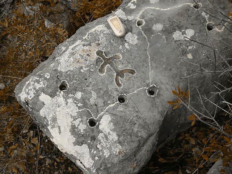 La figura antropomorfa incisa sulla roccia della Stele